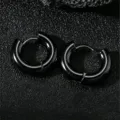 Nahaufnahme von klassischen schwarzen Edelstahl Creolen, glatte Oberfläche und langlebig. - 5x10mm / Schwarz