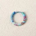 Bunter Klappcreolen Ohrring aus Edelstahl mit lebendigem Emaille-Farbverlauf-Design. - Regenbogenfarben