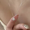 Gros plan détaillé du collier pendentif boule en zircon scintillant sur chaîne en argent. - Collier Pendentif Cube Zirconia (MY36504) / Argent