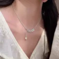 Gros plan d'un collier ras de cou avec pendentif pièce en argent aux détails fins et texture délicate. - Style Pièces des Cinq Empereurs (MY37015)