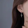 Gros plan de boucles d'oreilles créoles étoile à quatre branches en argent S925. - Style Étoile à Quatre Branches Ajourée (MY37176) / Argent