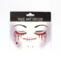 Nahaufnahme des Halloween Gesichtsaufklebers mit Glitzer, blutiger Träne und Lippen Make-up. - 15