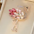 Vue en gros plan d'une broche flamant rose en strass étincelant, détails de la fine monture. - 60*40mm / Violet Rouge Blanc