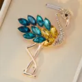Superbe broche flamant rose fabriquee en metal dore avec des cristaux colores et brillants. - 60*40mm / Vert Foncé Jaune
