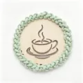 Posavasos de madera hecho a mano con motivo de café y borde de cuerda de algodón. - 11cm / Verde