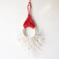 Handgemaakte macrame kerstmuts wandhang ornament noorse boho katoenen feestelijke decoratie. - L