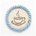 Posavasos de taza de madera hecho a mano con borde de cuerda de algodón trenzado azul claro - 11cm / Azul