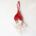 Handgemaakte macrame kerst kabouter hangend ornament detail, rood wit katoenen koord. - S