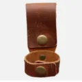 Vue détaillée du clip de gant en cuir marron avec des boutons-pression métalliques robustes à la taille. - Modèle en Cuir Véritable / Noir