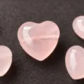 Cuentas de corazón de cuarzo rosa natural pulido de 15 mm para hacer joyas DIY - Corazón (Agujero Horizontal) / Cuarzo rosa / Rosa