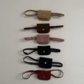 Nahaufnahme von Kinder-Wildleder-Gürteltaschen in verschiedenen Farben, Retro-Design. - Schwarz