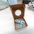 Mini household thread scissors with leather sleeve and compact paper box packaging for daily craft use - Green
