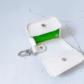 Weißer PU-Leder Kotbeutelhalter Detail, tragbarer Spender mit Metallhaken. - Weiß