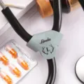 Personalisiertes PU Leder Stethoskop Namensschild ID Halter fuer Aerzte und Pflegekraefte. - Hellblau
