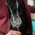 Porta bicchiere di vino in pelle PU cordino collana per feste all'aperto e degustazioni. - Argento