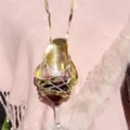 Vista dettagliata del supporto per bicchiere da vino in pelle PU dorata per feste ed eventi. - Oro