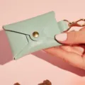 Hellgrüner Leder Leckerlibeutel für Haustiere mit goldenem Druckknopf und praktischem Schlüsselclip. - Hellgrün