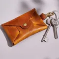 Detailansicht der braunen Leder Etui Schlüsseltasche mit Schlüsselring und Druckknopf Verschluss. - Braun