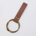 Detailansicht mittelalterlicher PU-Lederriemen mit antiken Messingringen, Cosplay-Zubehör. - Stil B (Mit Schlüsseln/Ring) / Braun