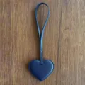 Colgante de bolso de corazón de cuero PU azul oscuro, etiqueta de equipaje elegante y llavero lindo. - Azul