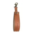 Detailansicht Leder Kendama Halter Riemen, Metall Karabiner und Druckknopf, braun. - Braun