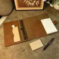 Vintage A5 Notizbuch Hülle aus Leder mit Fächern und Stifthalter für Büro und tägliche Planung. - Hellbraun