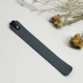 Marcapáginas minimalista de cuero PU gris oscuro con correa y botón a presión elegante. - Gris Oscuro + Negro
