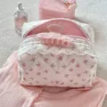 Rosa blumwige gesteppte Kosmetiktasche mit weißer Spitze und Schleife für die tägliche Aufbewahrung. - Design Nr. 2