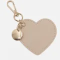 Beige Herz Leder Schlüsselanhänger Taschenanhänger Mit Goldenem Verschluss Und Metall - 62*68mm / Gebrochenes Weiß