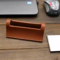Brauner PU-Leder Visitenkartenhalter Detailansicht, stilvoller Tischkartenhalter im Büro. - Braun