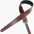 Vue détaillée de la sangle de guitare en cuir PU marron, montrant de belles coutures. - Unisexe / Marron et Noir