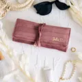 Weiche Schmuckrolle aus Samt in Rosa, tragbarer Reise-Schmuckorganizer mit personalisiertem Namen. - Dunkelrosa