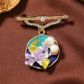 Vintage stijl emaille bloem broche met parels, elegante goudkleurige speld voor vrouwen. - Romeinse Stang Hangende Orchidee