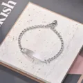 Minimalistisches Edelstahl Paare Armband mit hohlem Herz Anhänger und klassischer Panzerkette. - Stahlfarbenes Herz Armband Mit Gebogener Platte