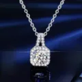 Close-up detailopname van een sprankelende vierkante halo hanger ketting met zilver. - Ketting