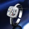 Gedetailleerd overzicht van de sprankelende halo-ring met verstelbare open band en stralende zirkonia. - Ring