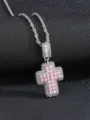 Primo piano dettagliato ed elegante della collana con ciondolo a croce in cristallo rosa. - Croce / Rosa