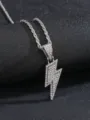 Primo piano dettagliato di una collana con ciondolo a fulmine in strass argento brillante. - Fulmine / Argento