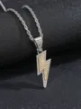 Primo piano dettagliato di una collana con ciondolo a fulmine luminoso con strass. - Fulmine / Giallo