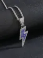 Primo piano di una collana con ciondolo a fulmine in strass brillanti blu e bianchi. - Fulmine / Blu