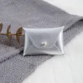 Kleine silberne PU Leder Umschlag Schmucktasche Aufbewahrungstasche mit Druckknopf für Ring. - Silber / 7*5cm