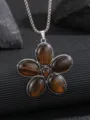 Squisita collana con ciondolo a fiore in occhio di tigre, accessorio moda stile Maillard. - Caffè