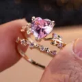Set di anelli impilabili in zircone a cuore oro rosa, deliziosi gioielli da dito rosa. - Stile Strass Rosa