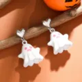 Nahaufnahme niedlicher Halloween Geist Ohrringe mit silbernen Herzen, feine Details. - Weißer Geist-Stil / Weiß