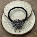 Gros plan sur l'élastique à cheveux papillon tête de mort gothique vintage avec bande. - Comme indiqué