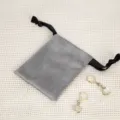 Grauer Samtschmuckbeutel mit eleganten Ohrringen, weiche Aufbewahrung für Accessories. - 7*9cm / Grau