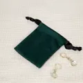 Dunkelgrüner Samt-Schmuckbeutel mit schwarzem Kordelzug und filigranem Ohrring-Set - 7*9cm / Dunkelgrün