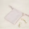 Detailansicht des rosa Samt-Schmuckbeutels mit weicher Textur und praktischem Kordelzugverschluss. - 7*9cm / Rosa