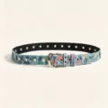 Gros plan détaillé de la ceinture en denim patchwork élégante avec œillets et boucle. - Multicolore