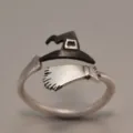 Anello in argento regolabile con design da cappello da strega e scopa per Halloween. - Stile Cappello da Strega e Scopa / Aperto Regolabile